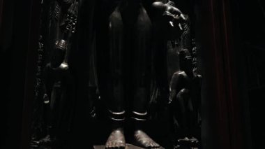 Detaylı ayaklara ve ellere sahip antik karanlık heykel