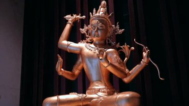 Meditasyon yapan tanrısal figürü betimleyen bronz heykel