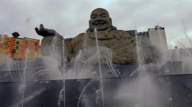 Fıskiyelerin arkasında kocaman bir Buda heykeli var.