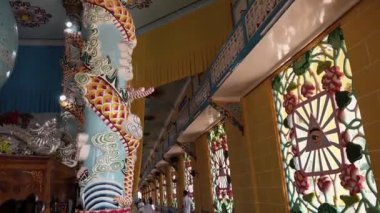 Süslü cam pencerelerin yanında renkli ejderha sütunları