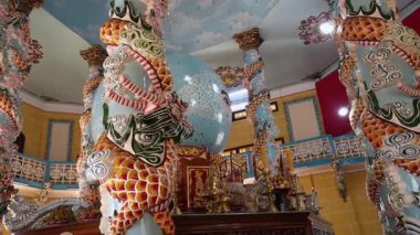 Canlı tapınağın içindeki renkli sütunlar.