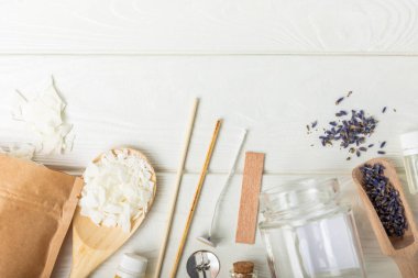 Ev yapımı, beyaz, çevre dostu soya mumlarına hazır. Hobi için fikir, iş için. Modaya uygun mumları kendi ellerinle yapıyorsun. Sağlıklı mumu zararsız. hobi konsepti