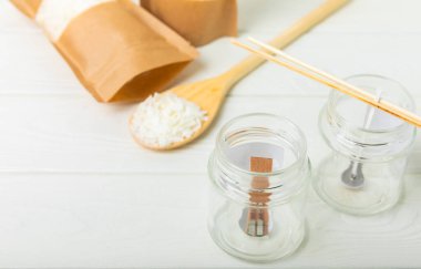 Ev yapımı, beyaz, çevre dostu soya mumlarına hazır. Hobi için fikir, iş için. Modaya uygun mumları kendi ellerinle yapıyorsun. Sağlıklı mumu zararsız. hobi konsepti