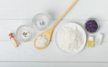 Ev yapımı, beyaz, çevre dostu soya mumlarına hazır. Hobi için fikir, iş için. Modaya uygun mumları kendi ellerinle yapıyorsun. Sağlıklı mumu zararsız. hobi konsepti