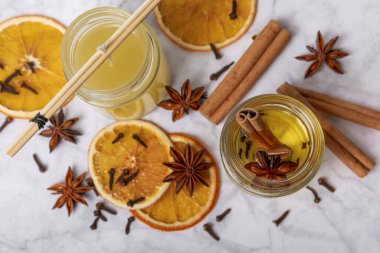 Masada ev yapımı mumlar yapma süreci. Yakın plan. Erimiş balmumu dökülüyor. Ahşap filizlerle el yapımı soya mumları. Hayvanlara karşı acımasızca vejetaryen ürünleri. Dekor..