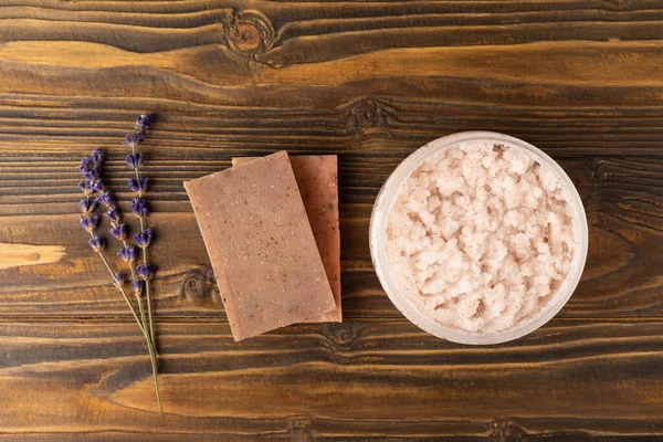 Spa Lavendelbloemen Scrub Handgemaakte Zeep Natuurlijke Kruiden Cosmetica Met Lavendel — Stockfoto