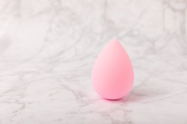 Mermer bir arka planda parlak güzel dudaklar. Vakıf, kapatıcı gibi ürünleri uygulamak ve harmanlamak için güzellik blender kozmetik aracı. Güzellik konsepti. Metin için alanı kopyala.