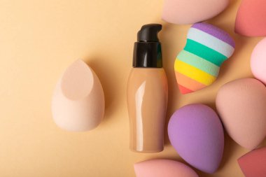 Kahverengi arka planda parlak güzel dudaklar. Vakıf, kapatıcı gibi ürünleri uygulamak ve harmanlamak için güzellik blender kozmetik aracı. Güzellik konsepti. Metin için alanı kopyala.