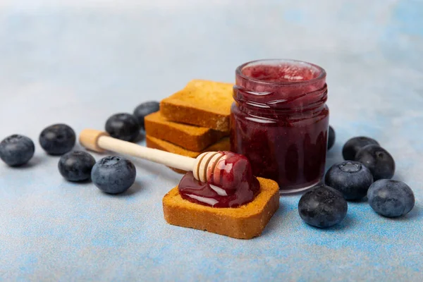 Pane Tostato Tostato Con Marmellata Barattolo Marmellata Mirtilli Delizioso Brindisi — Foto Stock