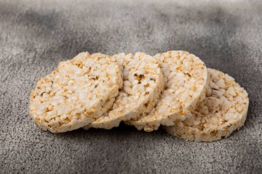 Siyah bir masada yuvarlak pirinç kekleri. Kıtır ekmek. Pofuduk pirinç ekmeği. Diyet gevrek pirinç kekleri. Mesaj için uygun bir yer. Kopyalamak için yer. Sağlıklı yiyecekler. diyet ürünü.