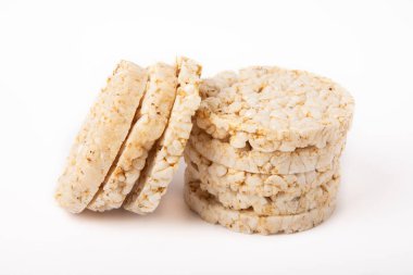 Kızarmış pirinç ekmeği. Beyaz arka planda izole edilmiş. Diyet gevrek pirinç kekleri..