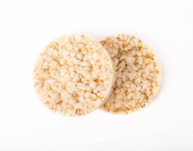 Kızarmış pirinç ekmeği. Beyaz arka planda izole edilmiş. Diyet gevrek pirinç kekleri..