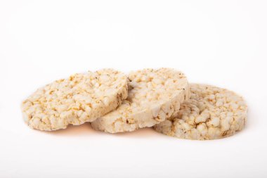 Kızarmış pirinç ekmeği. Beyaz arka planda izole edilmiş. Diyet gevrek pirinç kekleri..