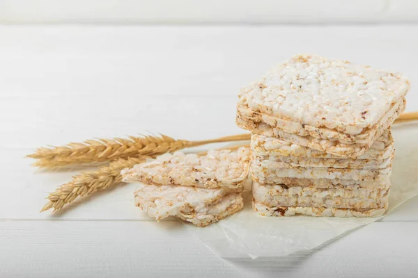 Ronde Rijstkoeken Spikeletten Een Witte Houten Tafel Crispbrood Opgeblazen Rijstbrood — Stockfoto
