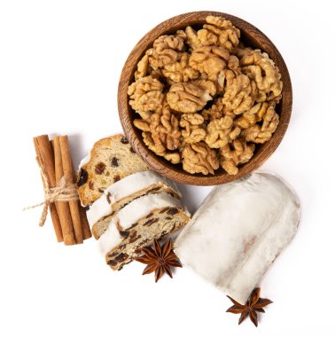 Çalınmış. Beyaz arka planda izole edilmiş noel pastası. Kuru üzüm ve fındıklı Stollen. Tatlı..