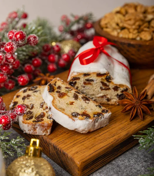 クリスマスは盗まれた 黒大理石のテクスチャに伝統的なドイツのパン 生地で作られたお祭りのデザート ナッツやマジパンは 粉砂糖を振りかけた コピースペース テキストの場所 — ストック写真