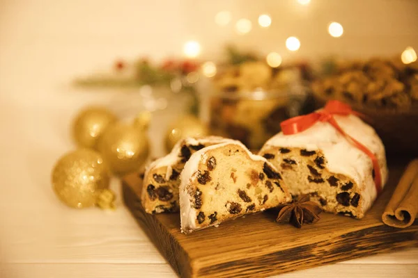 Рождественский Уголь Традиционный Немецкий Хлеб Белом Деревянном Столе Праздничный Десерт — стоковое фото