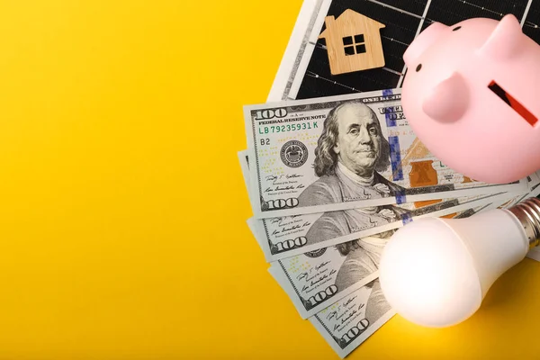 Flache Komposition Mit Solarmodul Led Lampe Sparschwein Hausmodell Und Geld — Stockfoto