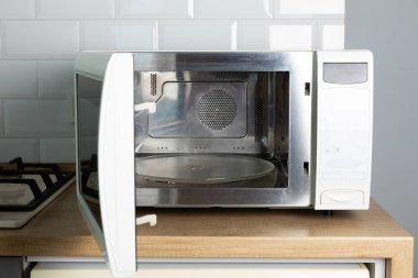 Mutfak tezgahında her gün mikrodalga fırın kullanılıyor. Yemek pişirme kavramı.