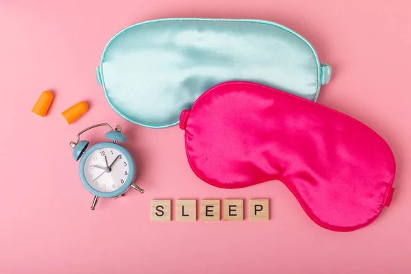 Slaapmasker Wekker Oordopjes Inscriptie Sleep Een Roze Achtergrond Het Concept — Stockfoto