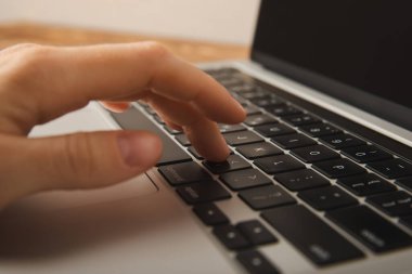 Bilgisayarlarında boş ekranla çalışan genç kadınlar. Mockup.Mockup. İş kadını. Ofiste dizüstü bilgisayar kullanmak..