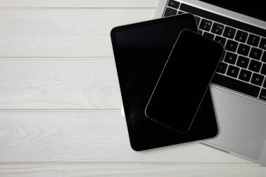 Bilgisayarı dijital tablet ve akıllı telefonla aç. Yazı alanı olan bir ofis. Üst manzara, düz. MOCAP. Teknoloji konsepti.