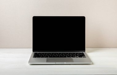 Merkez ofis hala hayattadır. Laptop modeli, bilgisayar boş ekran. Ahşap bir masada Mite. Kahverengi duvar arka planı. İskandinav iç mimarisi.