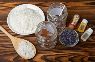 Ekolojik ve vejetaryen el yapımı soya mumu ve ahşap fitil. Şeffaf konteynır, temel yağ, soya cilası, kibrit ve kurumuş çiçekler. MOCKUP, mesaj için alan. El yapımı el yapımı mumlar..