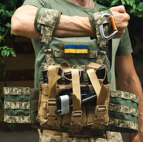 Egy Katona Álcázó Taktikai Egyenruhában Egy Katonai Testpáncél Barna Háttérrel — Stock Fotó