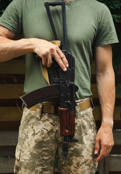 彼の手に戦術Kalashnikov自動機関銃を持つ軍のボディアーマーを持つ軍人 戦闘用のバットと弾薬を持つボディアーマー 俺のだ 軍事的概念 戦争はない — ストック写真