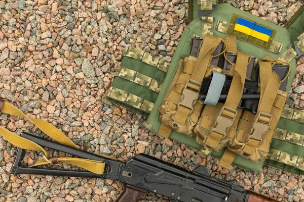 Armatura Militare Fucile Assalto Kalashnikov Armatura Corpo Con Mozziconi Combattimento — Foto Stock