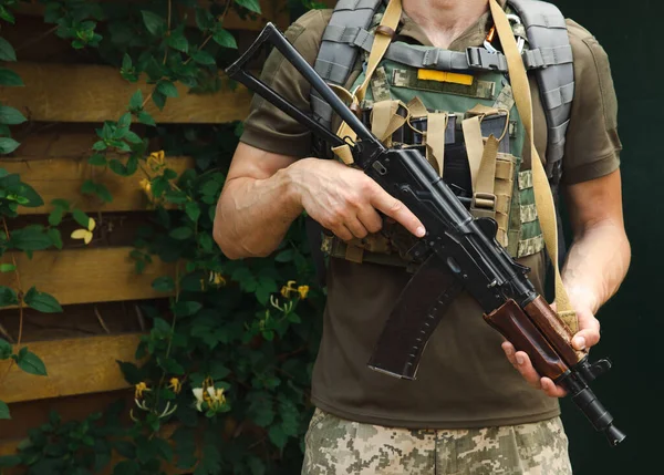 彼の手に戦術Kalashnikov自動機関銃を持つ軍のボディアーマーを持つ軍人 戦闘用のバットと弾薬を持つボディアーマー 俺のだ 軍事的概念 戦争はない — ストック写真
