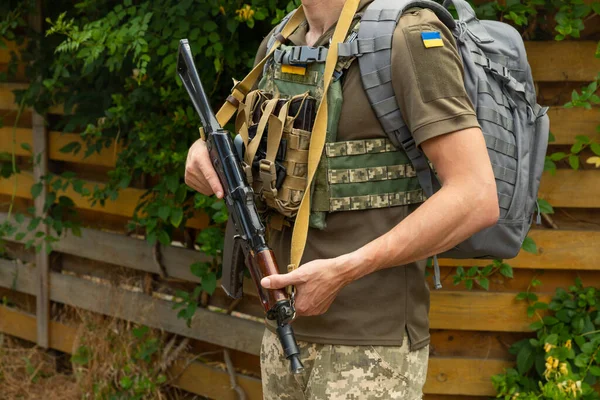 ชายทหารในช ดเกราะทหารพร อมป นกลอ ตโนม Kalashnikov ในม อของเขา ดเกราะพร อมก — ภาพถ่ายสต็อก