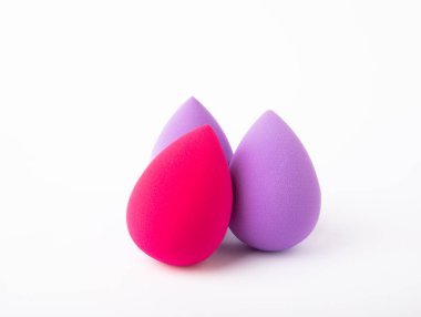 Güzellik karıştırıcı. Kozmetik sünger beyaz arkaplanda izole edilmiş. MOCAP