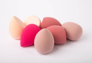 Güzellik karıştırıcı. Kozmetik sünger beyaz arkaplanda izole edilmiş. MOCAP