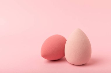 Güzellik karıştırıcı. Pembe arka planda kozmetik sünger. MOCAP. Vakıf ve kapatıcı için sünger. Güzellik konsepti. Mesaj için yer var. Kopyalama alanı.