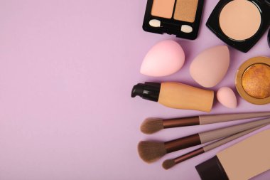 Güzellik blenderi, vakıf, kapatıcı, allık, pudra ve makyaj fırçası karışımı. Makyaj sanatçısı konsepti, kopyalama alanı. Yüz kozmetiği uyguluyorum. Visagis. Dekoratif kozmetik.