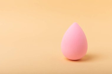 Güzellik karıştırıcı. Bej arka planda kozmetik sünger. MOCAP. Vakıf ve kapatıcı için sünger. Güzellik konsepti. Mesaj için yer var. Kopyalama alanı.