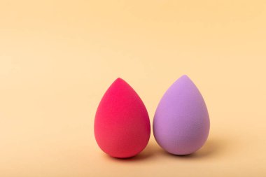 Güzellik karıştırıcı. Bej arka planda kozmetik sünger. MOCAP. Vakıf ve kapatıcı için sünger. Güzellik konsepti. Mesaj için yer var. Kopyalama alanı.