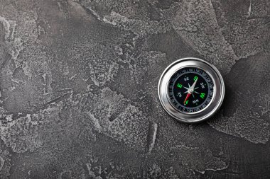 Siyah desenli arka planda klasik yuvarlak pusula. Pusula ile turizmin sembolü, pusula ve açık hava aktiviteleriyle seyahat etmek. Yakın plan. Mesaj için yer. Boşluğu kopyala