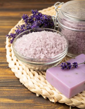 Lavanta çiçekleri, mis kokulu deniz tuzu ve el yapımı sabun. Spa, güzellik ve sağlık salonu, cilt bakım kozmetiği. Doğal kozmetik. Roma prosedürleri. Beyaz ahşap arka plandaki resmi kapat.