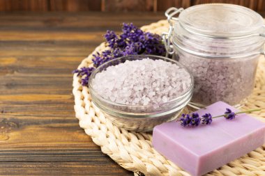 Lavanta çiçekleri, mis kokulu deniz tuzu ve el yapımı sabun. Spa, güzellik ve sağlık salonu, cilt bakım kozmetiği. Doğal kozmetik. Roma prosedürleri. Beyaz ahşap arka plandaki resmi kapat.