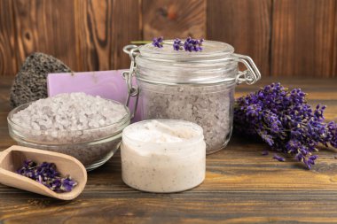 Lavanta çiçekleri, mis kokulu deniz tuzu, el yapımı sabun ve vücut kremi. Spa, güzellik ve sağlık salonu, cilt bakım kozmetiği. Doğal kozmetik. Roma prosedürleri. Arka planda yakın plan.