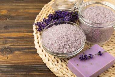 Lavanta çiçekleri, mis kokulu deniz tuzu ve el yapımı sabun. Spa, güzellik ve sağlık salonu, cilt bakım kozmetiği. Doğal kozmetik. Roma prosedürleri. Beyaz ahşap arka plandaki resmi kapat.