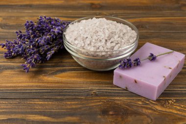 Lavanta çiçekleri, mis kokulu deniz tuzu ve el yapımı sabun. Spa, güzellik ve sağlık salonu, cilt bakım kozmetiği. Doğal kozmetik. Roma prosedürleri. Beyaz ahşap arka plandaki resmi kapat.