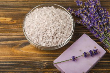 Lavanta çiçekleri, mis kokulu deniz tuzu ve el yapımı sabun. Spa, güzellik ve sağlık salonu, cilt bakım kozmetiği. Doğal kozmetik. Roma prosedürleri. Beyaz ahşap arka plandaki resmi kapat.