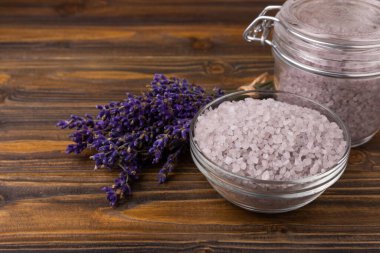 Lavanta çiçekleri ve mis kokulu deniz tuzu. Spa, güzellik ve sağlık salonu, cilt bakım kozmetiği. Doğal kozmetik. Roma prosedürleri. Beyaz ahşap arka plandaki resmi kapat.