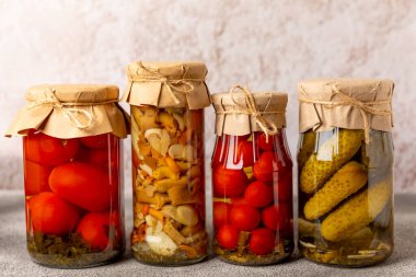 Sebzelerin kavanozlarda korunması. fermantasyon ürünleri. Kış için domates, salatalık, mantar ve salata topluyorum. Kavanozlu sebze turşusu. marine edilmiş yemek. Kış için stoklar. Metin için yer.