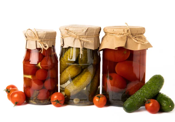 瓶の中の野菜の保存 発酵製品 トマトとキュウリ キノコ 冬のサラダの収穫 酢漬け野菜の瓶 白い背景に隔離された — ストック写真