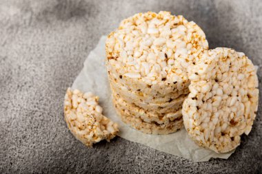 Siyah bir masada pirinç kekleri. Ekmek. Havalı pirinç ekmeği. Diyet gevrek pirinç kekleri. Mesaj için yer. Kopyalanacak yer. Sağlıklı yiyecekler. diyet ürünü.